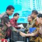 Kepala Badan Pengusahaan Batam (BP Batam) Amsakar Achmad bersama Wakil Kepala BP Batam Li Claudia Chandra bersalaman dengan menterian Keuangan Republik Indonesia, Purbaya, Jumat (13/3/2026). Matapedia6.com/Dok BP Batam
