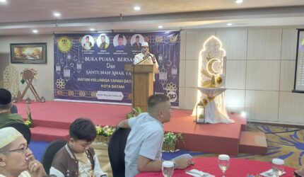 Ketua Umum IKTD Kota Batam H. Arlon Veristo saat memberikan sambutan pada acara buka puasa bersama dengan seluruh pengurus dan anggota di Hotel Nagoya Mension, Kota Batam, Provinsi Kepri, Sabtu (14/3/2026). Matapedia6.com/Luci