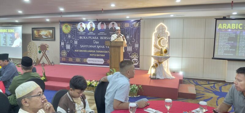 Ketua Umum IKTD Kota Batam H. Arlon Veristo saat memberikan sambutan pada acara buka puasa bersama dengan seluruh pengurus dan anggota di Hotel Nagoya Mension, Kota Batam, Provinsi Kepri, Sabtu (14/3/2026). Matapedia6.com/Luci