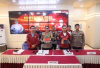 Kabid Humas Polda Kepri, Kombes Pol. Nona Pricillia Ohei saat menunjukkan barang bukti dugaan penipuan calo tiket Roro dalam jumpa pers di Polresta Barelang, Minggu (15/3/2026). Foto:Dok. Humas Polda Kepri