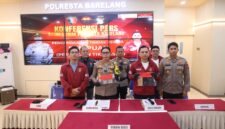 Kabid Humas Polda Kepri, Kombes Pol. Nona Pricillia Ohei saat menunjukkan barang bukti dugaan penipuan calo tiket Roro dalam jumpa pers di Polresta Barelang, Minggu (15/3/2026). Foto:Dok. Humas Polda Kepri