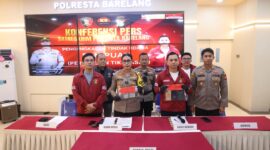 Kabid Humas Polda Kepri, Kombes Pol. Nona Pricillia Ohei saat menunjukkan barang bukti dugaan penipuan calo tiket Roro dalam jumpa pers di Polresta Barelang, Minggu (15/3/2026). Foto:Dok. Humas Polda Kepri
