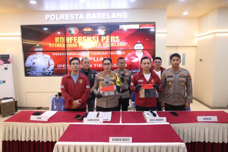 Kabid Humas Polda Kepri, Kombes Pol. Nona Pricillia Ohei saat menunjukkan barang bukti dugaan penipuan calo tiket Roro dalam jumpa pers di Polresta Barelang, Minggu (15/3/2026). Foto:Dok. Humas Polda Kepri