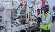 Petugas saat cek Avtur. Foto:Istimewa