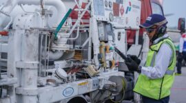 Petugas saat cek Avtur. Foto:Istimewa