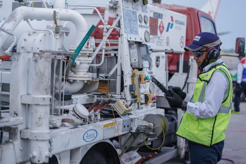 Petugas saat cek Avtur. Foto:Istimewa