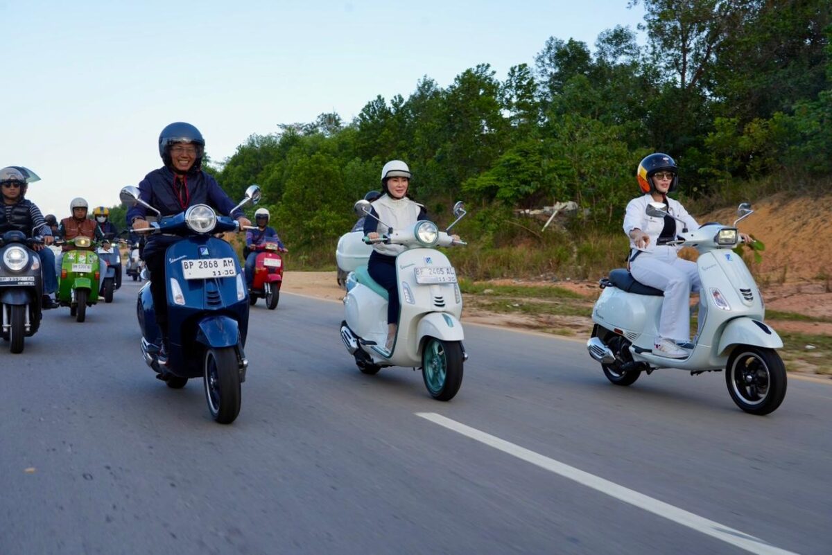 Amsakar dan Li Claudia saat Riding Bareng Komunitas Vespa. Foto:Humas BP Batam