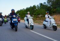 Amsakar dan Li Claudia saat Riding Bareng Komunitas Vespa. Foto:Humas BP Batam