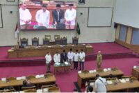 Wali Kota Batam Amsakar Achmad bersama unsur pimpinan DPRD Kota Batam saat melakukan penandatangan pengesahan Perda Aminduk di ruang rapat utama DPRD Kota Batam, Senin (16/3/2026). Matapedia6.com/Luci