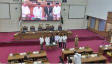 Wali Kota Batam Amsakar Achmad bersama unsur pimpinan DPRD Kota Batam saat melakukan penandatangan pengesahan Perda Aminduk di ruang rapat utama DPRD Kota Batam, Senin (16/3/2026). Matapedia6.com/Luci