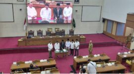 Wali Kota Batam Amsakar Achmad bersama unsur pimpinan DPRD Kota Batam saat melakukan penandatangan pengesahan Perda Aminduk di ruang rapat utama DPRD Kota Batam, Senin (16/3/2026). Matapedia6.com/Luci