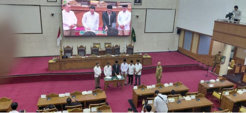 Wali Kota Batam Amsakar Achmad bersama unsur pimpinan DPRD Kota Batam saat melakukan penandatangan pengesahan Perda Aminduk di ruang rapat utama DPRD Kota Batam, Senin (16/3/2026). Matapedia6.com/Luci