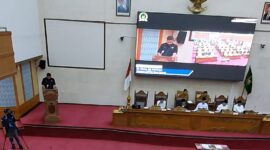 Juru bicara pansus PSU Muhammad Rizky Aji Perdana saat membacakan laporan pansus pada Rapat Paripurna DPRD Batam di ruang rapat utama, di Batam Centre Senin (16/3/2026) Matapedia6.com/Luci