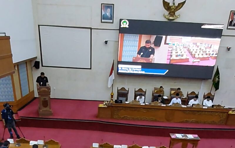 Juru bicara pansus PSU Muhammad Rizky Aji Perdana saat membacakan laporan pansus pada Rapat Paripurna DPRD Batam di ruang rapat utama, di Batam Centre Senin (16/3/2026) Matapedia6.com/Luci