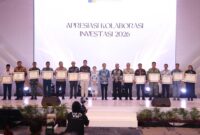 Kepala BP Batam Amsakar Achmad bersama Wakil Kepala BP Batam Li Claudia Chandra foto bersama penerima anugrah investasi di di Grand Mercure Batam Centre, Senin (16/3/2026). Matapedia6.com/Luci