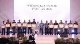 Kepala BP Batam Amsakar Achmad bersama Wakil Kepala BP Batam Li Claudia Chandra foto bersama penerima anugrah investasi di di Grand Mercure Batam Centre, Senin (16/3/2026). Matapedia6.com/Luci