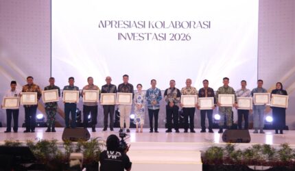 Kepala BP Batam Amsakar Achmad bersama Wakil Kepala BP Batam Li Claudia Chandra foto bersama penerima anugrah investasi di di Grand Mercure Batam Centre, Senin (16/3/2026). Matapedia6.com/Luci