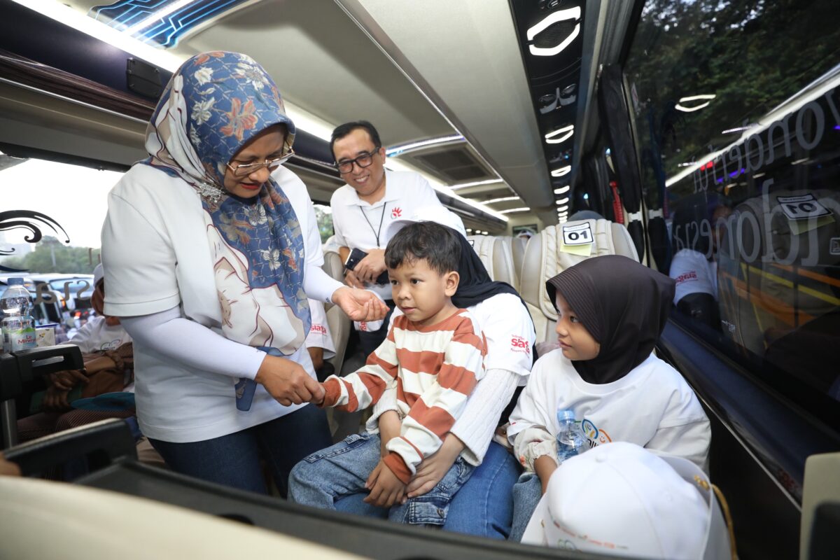 Direktur Utama Telkom Dian Siswarini saat meninjau bus mudik dan berinteraksi dengan peserta mudik TelkomGroup sebelum flag off program