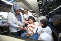 Direktur Utama Telkom Dian Siswarini saat meninjau bus mudik dan berinteraksi dengan peserta mudik TelkomGroup sebelum flag off program "Mudik Nyaman Bersama BUMN Danantara," di Stadion Gelora Bung Karno Jakarta, Selasa (17/3/2026). Foto:Istimewa