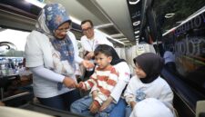 Direktur Utama Telkom Dian Siswarini saat meninjau bus mudik dan berinteraksi dengan peserta mudik TelkomGroup sebelum flag off program 
