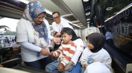 Direktur Utama Telkom Dian Siswarini saat meninjau bus mudik dan berinteraksi dengan peserta mudik TelkomGroup sebelum flag off program 