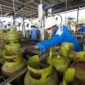 Petugas saat mengecek LPG 3. Foto:Istimewa