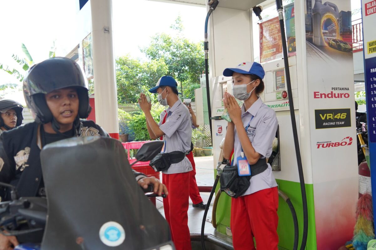 Petugas SPBU tengah melayani masyarakat. Foto:Istimewa