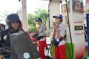 Petugas SPBU tengah melayani masyarakat. Foto:Istimewa