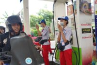 Petugas SPBU tengah melayani masyarakat. Foto:Istimewa