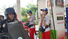 Petugas SPBU tengah melayani masyarakat. Foto:Istimewa