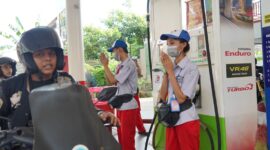 Petugas SPBU tengah melayani masyarakat. Foto:Istimewa