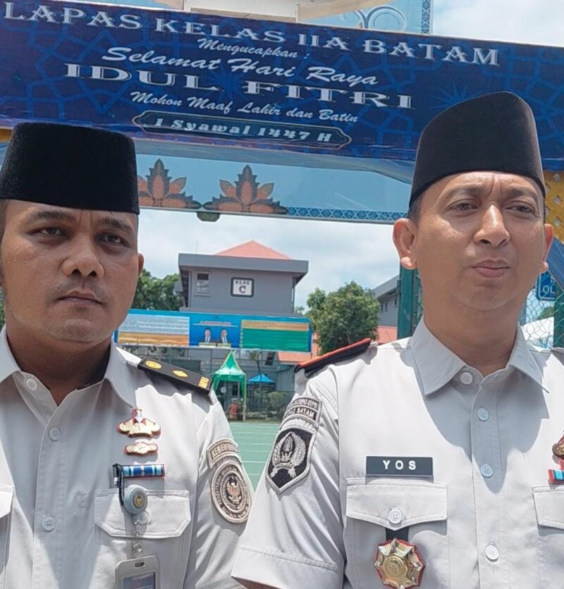 Kepala Lapas Kelas IIA Batam, Yosafat Rizanto di dampingi Kepala Pengamanan Lapas saat memberikan komentar remisi IdulFitri di Lapas Kelas IIA Batam, Sabtu (21/3/2026). Matapedia6.com/Luci
