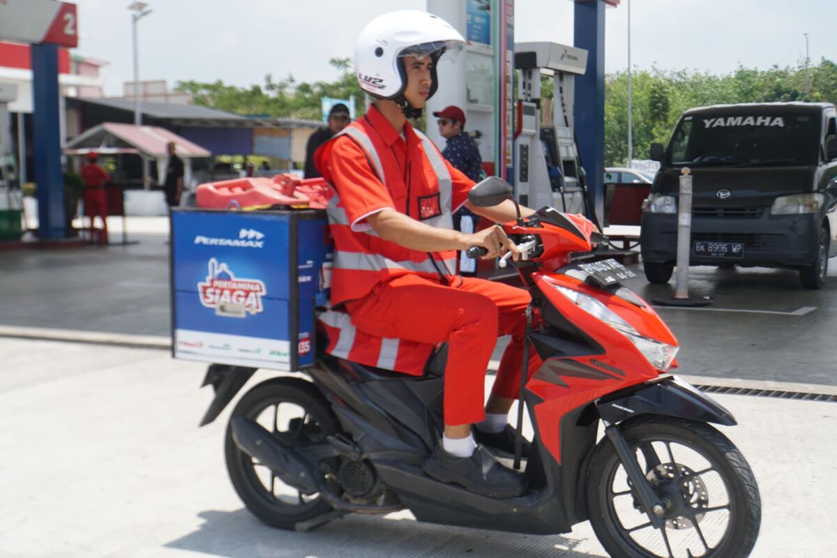 Petugas pertamina saat distribusi energi. Foto:Istimewa