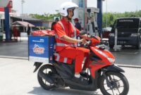Petugas pertamina saat distribusi energi. Foto:Istimewa