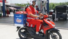 Petugas pertamina saat distribusi energi. Foto:Istimewa