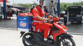 Petugas pertamina saat distribusi energi. Foto:Istimewa