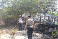 Personil kepolisian dan petugas damkar saat melakukan pemadaman api di pinggir jalan samping Gudang Utama Pelita, Kecamatan Lubuk Baja, Kota Batam, Minggu (22/3/2026). Matapedia6.com/Dok Polsek