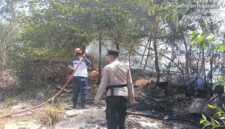 Personil kepolisian dan petugas damkar saat melakukan pemadaman api di pinggir jalan samping Gudang Utama Pelita, Kecamatan Lubuk Baja, Kota Batam, Minggu (22/3/2026). Matapedia6.com/Dok Polsek