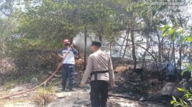 Personil kepolisian dan petugas damkar saat melakukan pemadaman api di pinggir jalan samping Gudang Utama Pelita, Kecamatan Lubuk Baja, Kota Batam, Minggu (22/3/2026). Matapedia6.com/Dok Polsek