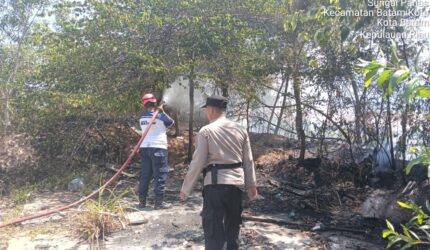 Personil kepolisian dan petugas damkar saat melakukan pemadaman api di pinggir jalan samping Gudang Utama Pelita, Kecamatan Lubuk Baja, Kota Batam, Minggu (22/3/2026). Matapedia6.com/Dok Polsek
