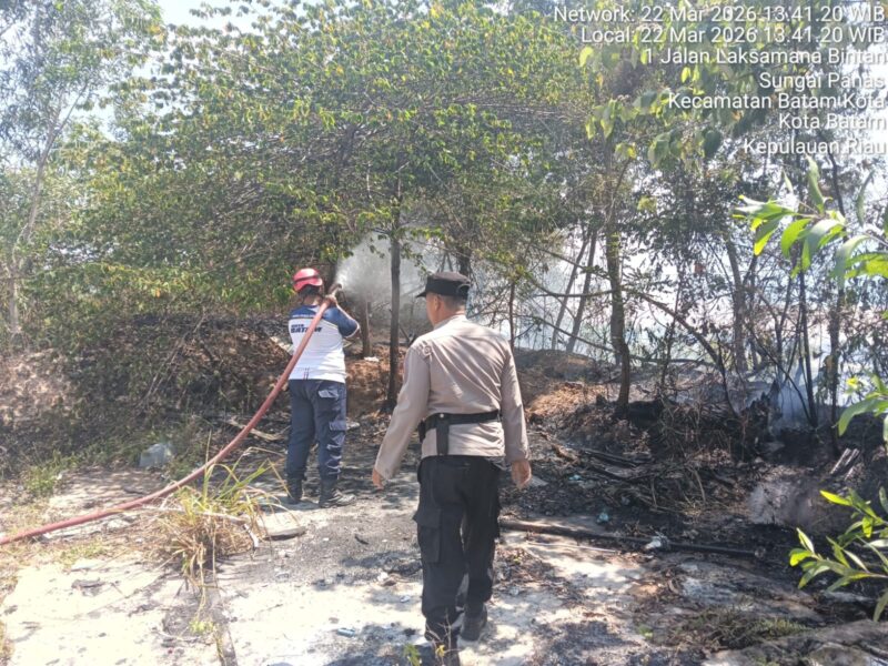 Personil kepolisian dan petugas damkar saat melakukan pemadaman api di pinggir jalan samping Gudang Utama Pelita, Kecamatan Lubuk Baja, Kota Batam, Minggu (22/3/2026). Matapedia6.com/Dok Polsek