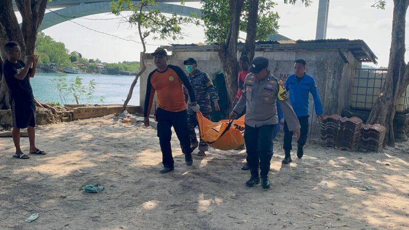 Tim SAR gabungan tengah evakuasi jenazah korban. Foto:Istimewa