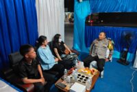 Kepala Pos Pam Jembatan 1 Barelang, Iptu Anwar Aris, saat memberikan masukan dan berbincang dengan keluarga wanita yang diduga akan melompat dari jembatan 1 Barelang, di pos pengamanan, Kamis (19/3/2026). Matapedia6.com/Dok Polresta