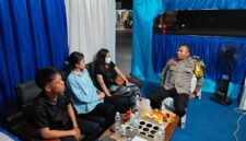 Kepala Pos Pam Jembatan 1 Barelang, Iptu Anwar Aris, saat memberikan masukan dan berbincang dengan keluarga wanita yang diduga akan melompat dari jembatan 1 Barelang, di pos pengamanan, Kamis (19/3/2026). Matapedia6.com/Dok Polresta