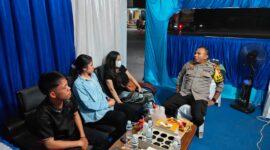 Kepala Pos Pam Jembatan 1 Barelang, Iptu Anwar Aris, saat memberikan masukan dan berbincang dengan keluarga wanita yang diduga akan melompat dari jembatan 1 Barelang, di pos pengamanan, Kamis (19/3/2026). Matapedia6.com/Dok Polresta