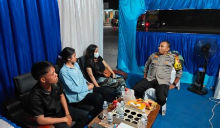 Kepala Pos Pam Jembatan 1 Barelang, Iptu Anwar Aris, saat memberikan masukan dan berbincang dengan keluarga wanita yang diduga akan melompat dari jembatan 1 Barelang, di pos pengamanan, Kamis (19/3/2026). Matapedia6.com/Dok Polresta