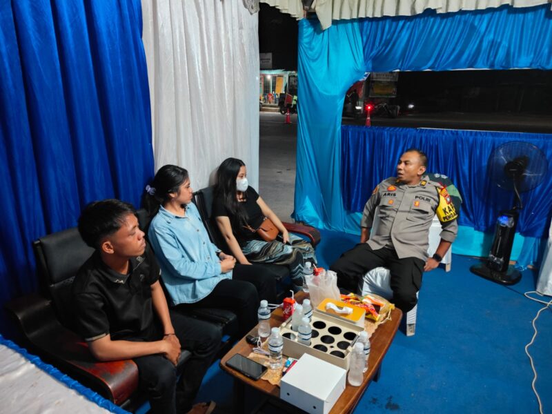 Kepala Pos Pam Jembatan 1 Barelang, Iptu Anwar Aris, saat memberikan masukan dan berbincang dengan keluarga wanita yang diduga akan melompat dari jembatan 1 Barelang, di pos pengamanan, Kamis (19/3/2026). Matapedia6.com/Dok Polresta