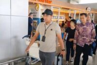 Terduga pelaku saat digiring petugas beberapa hari lalu. Foto:OJK Kepri