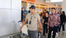 Terduga pelaku saat digiring petugas beberapa hari lalu. Foto:OJK Kepri