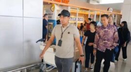 Terduga pelaku saat digiring petugas beberapa hari lalu. Foto:OJK Kepri